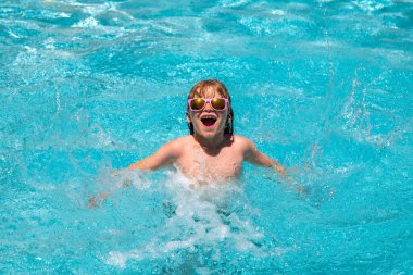 Mutlu çocuk yüzme havuzunda oynuyor. Yaz tatili. Çocuklar yaz tatili, yüzme ve dinlenme