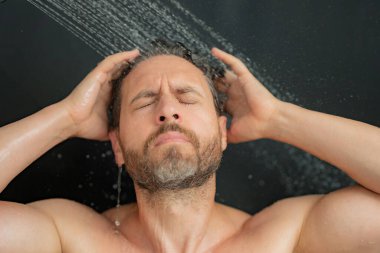 İspanyol adam banyoda saç yıkıyor. Küvette banyo yapan adam. Duşta erkek yüzü. Adam banyoda duş alıyor. Adam duş alıyor. Tuvalet konsepti. Adam banyoda su altında.