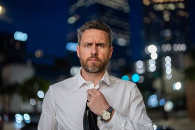 Geceleri şehirde çalışan bir çalışanım. Şehir krizindeki milenyum adamı. Şehir ışıkları ve yorgun işçiler. Şehirde stres altındaki bir iş adamı. Bir iş adamının şehir yalnızlığı. Şehirde gece vardiyası işçisi.