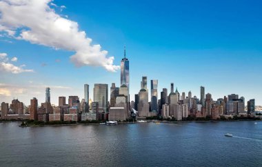 Manhattan gökyüzü, New York. Mavi gökyüzünde New York gökdelenlerinin panorama manzarası. ABD NYC 'de. Güneşli bir günde aşağı New York silueti. New York şehir manzarası. İHA bulutlarıyla New York Şehri