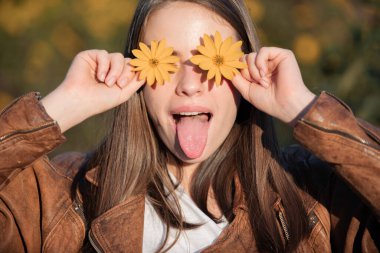 İlkbahar eğlencesi. Çiçek mankeni portresi. Dilinle ağzını aç. Yaz güzeli. Romantik kız. Doğada eğlenceli bir kadın. Romantik çiçek portresi. Çiçekli güzel bir kız. Komik yaz portresi