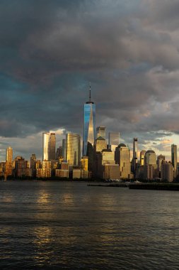Gökdelenleri olan New York gökdelenleri. Manhattan ve Brooklyn. Hudson Nehri manzaralı New York City silueti. New York şehir merkezi. Rıhtımdan New York 'a. New York Panoraması
