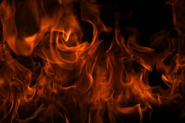 Siyah arka planda yanan ateş ve ateş