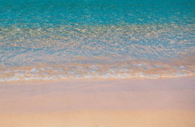 Deniz arka planı, güneş ışığıyla birlikte tropik yaz plajlarının doğası. Kumsal, deniz suyu, fotokopi alanı, yaz tatili konsepti.