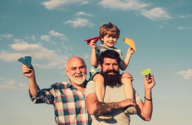 Babalar günün kutlu olsun. Erkek çok nesilli bir aile. Çoklu nesil. Heyecanlı