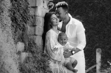 Çok ırklı ebeveynler ve karışık ırk bebekleri. Çok ırklı aile portresi. Mutlu çok ırklı aile kucaklaşması bebeğim. Çok güzel bir aile. Çok ırklı bir aile birlikte eğlenir.