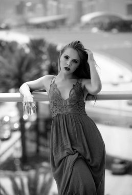 Açık havada şehvetli çekici genç kadınlar. Genç moda kızı.