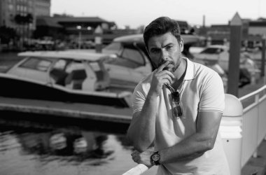 Şehirde kendine güvenen yakışıklı bir adamın portresi. Modern büyük Amerikan şehrinde kendine güvenen bir adamın portresi. Şık bir Lambersex modeli. Polo giymiş seksi bir adam. Moda erkeği Tampa 'da sokakta poz veriyor.