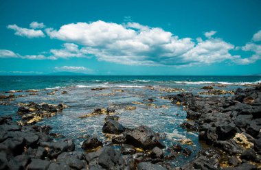 Dalgalar kayalara çarpıyor. Denizde kayalıklar, deniz manzarası