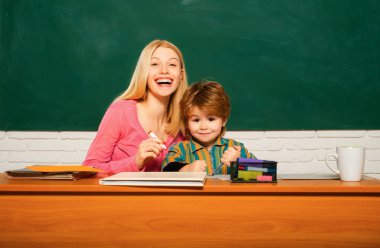 Okul anaokulu ve geliştirme. Yetenek ve beceriler geliştirmek. Çocuk bakımı ve gelişimi. Okul öncesi hazırlık. Küçük çocuk ve öğretmen kadın pedagog sınıfı. Geliştirme ve yetiştirme.