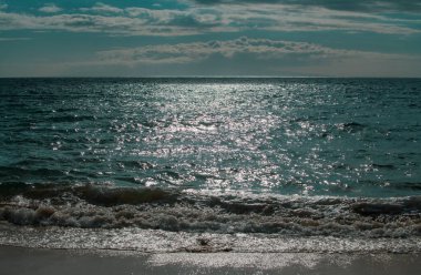 Soyut deniz doğası geçmişi. Güneş ışığında fotokopi uzayıyla birlikte su dalgaları. Tropik plaj. Sulama yeri. Su yüzeyi.