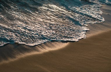 Okyanus arka planı, deniz duvar kağıdı. Tropik plaj, mavi su arka planlı cennet kıyısı.
