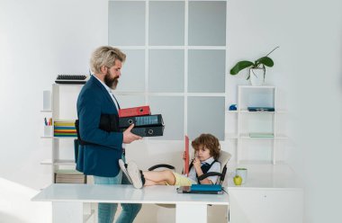 Aile meselesi. İş arkadaşları beyin fırtınası yapıyor. Küçük aile şirketi