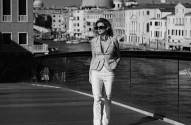 Venedik caddesinde yürüyen kadın turist, yaz moda tarzı, İtalya, Avrupa 'ya seyahat. Seksi moda turisti. Venedik 'teki zarif genç bayan turist. Tatillerde yaz yaşam tarzı