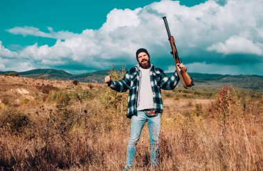 Amerikan av tüfekleri. Sınır tanımayan avlar. Hunter avı av tüfeği silahla. Dağ avcılık