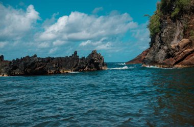 Kıyısında ve sularında büyük kayalar olan güzel bir okyanus sahili. Okyanustaki dalgalar. Yaz tatili, tatil