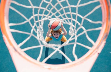 Basketbol oynayan çocuk. Çocuklar sportif yaşam tarzı. Çocuklar spor aktivitesi