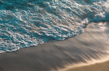 Tropik sahilde mavi sakin deniz. Sakin okyanus dalgaları