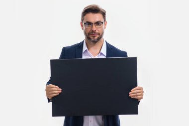 Boş pankartlı bir iş adamı. Metnin ya da tasarımın için kopyalama alanı gösteriliyor. Stüdyo arka planında boş reklam panosu gösteren bir adam. Kopya alanı ve tabelalı boş pano