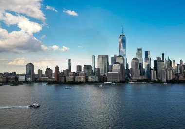 Gökdelenlerin hava manzaralı New York silueti. Manhattan ve Brooklyn. Hudson Nehri manzaralı New York City silueti. New York şehir merkezi. Rıhtımdan New York 'a. New York Panoraması Tepeden