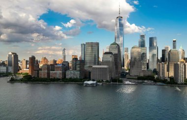 New York, New York 'ta gökyüzü. Mavi gökyüzünde New York gökdelenlerinin panorama manzarası. ABD NYC 'de. Güneşli bir günde aşağı New York silueti. New York şehir manzarası. İHA bulutlarıyla New York Şehri