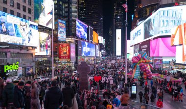 New York City, Times Meydanı, Eylül 2024. Geceleri New York şehrinin silueti. NYC Times Meydanı ışıkları. Manhattan 'daki Broadway caddesi. Akşam 7. Cadde 'de. Times Meydanı neon ışıkları. Times Turisti