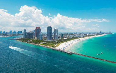 Güney Miami Sahili ve okyanus manzarası. Gökdelenleri olan Miami gökdelenleri. Yazın Miami 'nin hava manzarası. Lüks binaları olan Miami sahili. Miamis 'in ünlü sahil şeridinin insansız hava aracı görüntüsü