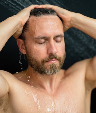 Saç yıkayan adam, portreyi kapat. Banyo yapan adam banyoda saç yıkıyor. Erkek model duşta saç yıkıyor. Duş alan seksi adam. Adam duş alıyor. Erkek şampuanı ve saç yıkama konsepti