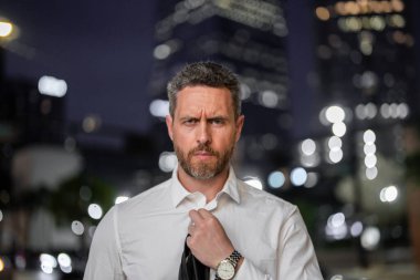 Yorgun, üzgün, ciddi bir iş adamı. Geceleri çalışan adam. Kriz anında şehirde çalışan biri. Şehir ortamında yalnız bir iş adamı. Milenyum adamı geç saatlere kadar çalışıyor. İş adamıyla gece şehir manzarası