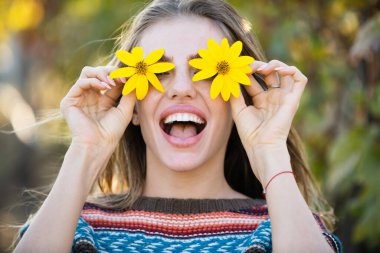 Yay surat. Çiçek mankeni portresi. Komik suratlı kız. Doğada eğlenceli bir kadın. Romantik çiçek portresi. Çiçekli güzel bir kız. Çiçekli gülüşlü bir kadın. Komik yaz portresi