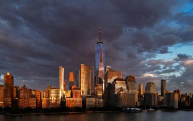 New York bulutlu bir gökyüzü. Gökdelenleri olan New York şehri. New York şehrinin gökyüzü manzarası. Manhattan silueti. New York ve Hudson Nehri. New York şehir merkezi. Yukarıdan New York gökdelenleri