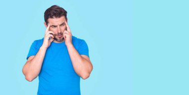 İzole edilmiş arka planda kafası karışık düşünen bir adam. Soru soran bir adam, düşünceli bir ifade. Düşünceli bir yüz. Düşünme konsepti. Bir şeyler düşünüyorum. Çözüm ve Sorun Düşünme