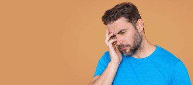 Baş ağrısı çeken adam çaresiz, baş ağrısı ve migren yüzünden stresli. Adam şakaklarına dokunuyor. Stres hissediyor. Adam baş ağrısı çekiyor. Soğuk belirtileri. Baş ağrısı kavramı