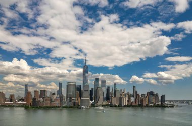 Manhattan silueti, New York, Birleşik Devletler. Manhattan 'daki New York gökdelenlerinin hava panoraması. ABD NYC 'de. New York şehri. Aşağı New York silueti. New York şehir manzarası. Amerika, New York. NYC simgesi