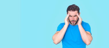 Endişeli ve endişeli bir adam. Stresli yalnız endişeli adam endişeli hissediyor. Endişeli Adam zihinsel sağlık sorunları, endişe, hayal kırıklığı ve duygusal stres yaşıyor. Stresli adam.