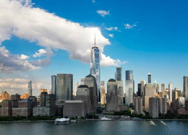 Gökdelenlerin hava manzaralı New York silueti. Manhattan ve Brooklyn gökyüzünde. Hudson Nehri manzaralı New York City silueti. New York şehir merkezi. New York rıhtım silueti. New York Panoraması Tepeden