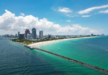 Miami 'ye git. Miami Sahili 'nin silueti tepeden. Miami sahil şeridi. Miami Beach Florida 'daki lüks dairelerin panoramik manzarası. Surfside Sahilinin Hava Görüntüsü