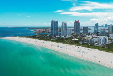 Miami Plajı 'nın gökyüzü manzarası. Miami Sahili 'nin insansız hava aracı görüntüsü. Güney Miami Sahili ve okyanus manzarası. Gökdelenleri ve kıyı şeridi olan Miami Plajı gökdelenleri