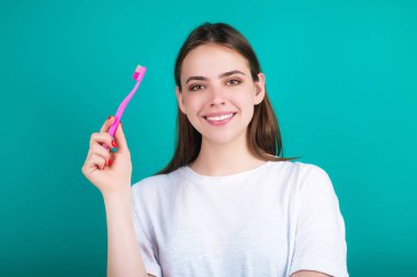 Güzel kadının dişleri. Dişçilik gülümseme tasarımı. Diş hekimliği için insanların portresi. Diş bakımı. Güzel bir kızın ağzı ve dişleri. Ağız temizliği. Diş beyazlatma. Beyaz dişlerini gösteren kadın modeli