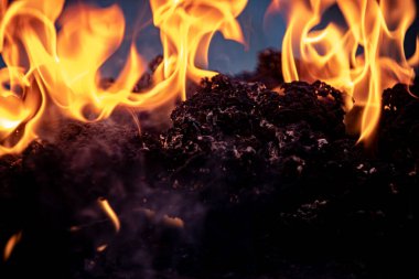 Yangın alevleri siyah arka planda izole edildi. Ateş yakma alevi izole, yanan sanat tasarımı kavramı ve metin için boşluk