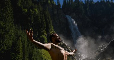 Doğada huzur varken nefes al ve rahatla. Meditasyon, ruhsal sağlık. Sakin, atlet ve çevrede özgürlük. Eğitimli farkındalık. Doğada rahat bir adam. Özgürlük ve mutluluk yaşam tarzı