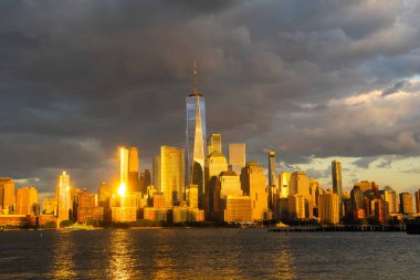 Manhattan silueti, New York, Birleşik Devletler. Manhattan 'daki New York gökdelenlerinin panorama manzarası. ABD NYC 'de. Amerikan büyük şehri. Aşağı New York silueti. New York şehir manzarası. Amerika, New York Şehri