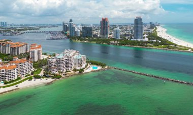 Güney Miami 'nin en iyi manzarası. Miami 'nin ünlü sahil şeridinin insansız hava aracı görüntüsü. Gökdelenleri olan Miami gökdelenleri. Yazın Miami 'nin hava manzarası. Gökdelenleri olan Miami kıyısı