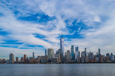 New York City bulutlu silueti. New York gökdelenleri. - Manhattan. New York 'un bulutlu manzarası. New York şehir merkezindeki binalar. New York silueti. New York liman manzarası. Manhattan 'daki gökdelenler. NYC şehir merkezi