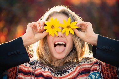 İlkbahar eğlencesi. Çiçek mankeni portresi. Dilinle ağzını aç. Yaz güzeli. Romantik kız. Doğada eğlenceli bir kadın. Romantik çiçek portresi. Çiçekli güzel bir kız. Komik yaz portresi