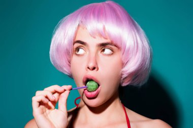 Güzel genç bayan lolipopu yaladı. Seksi güzel kız. Güzel ve şehvetli. Güzellik modeli. Genç seksi bayan. Güzel romantik yüz. Şehvetli pozlarda seksi bir manken. Seksi ağız ve dudaklar