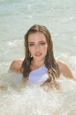 Plajda seksi bikinili güzel kadın vücudu. Denizde bikinili şehvetli bir kız. Açık havada, denizde sıska, güzel bir kadının moda fotoğrafı. Sahil yolculuğu. Yaz titreşimleri. Güzel formda kız tatilde.