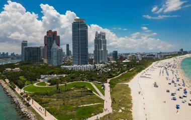 Miami ufuk çizgisinin havadan görünüşü. Miami şehrinin insansız hava aracı görüntüsü. Güney Miami ve okyanus manzarası. Gökdelenleri ve kıyı şeridi olan Miami gökdelenleri