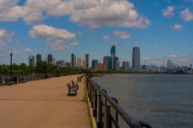 New York şehri gökyüzü bulutları üzerinde. Gökdelenleri olan New York şehri. New York şehri silueti panoramik. Manhattan silueti. New York ve Hudson Nehri. New York şehir merkezi. New York gökdelenleri