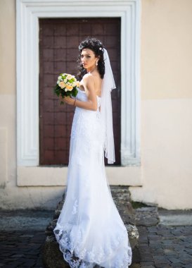 Rüya gibi bir düğünde beyaz gelinlik içinde hassas bir gelin. Gelin, düğün gününde çok güzel görünüyordu. Güzel bir gelin, mükemmel bir düğün. Zarif genç gelin. Gelinlerin güzelliği